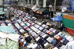 Muslim Filipinos offer morning prayers to mark end of Ramadan 