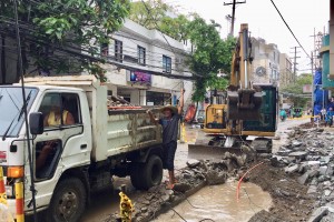  Boracay road works continue amid rains 