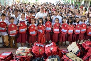 Elementary pupils in Bacolod City get free school supplies