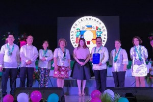 Kawit receives ‘2017 Seal of Child-Friendly Local Governance’ award