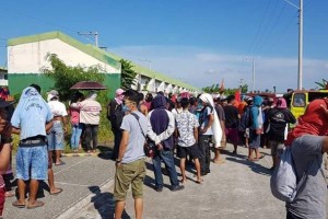 Informal settlers camp out at gov’t housing project in Bacolod