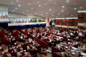 Peso stays afloat, local stocks down on trade war jitters