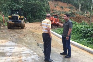 DPWH deploys equipment to clear roads in Mt. Province