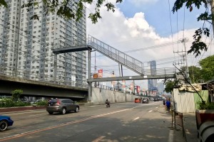 MMDA defends controversial Edsa-Kamuning footbridge