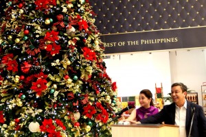 Duty Free lights Xmas tree in newest outlet