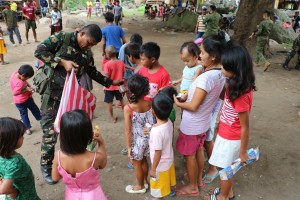 Army troops in MisOr spend Xmas with ex-rebels, evacuees