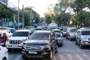 MMDA imposes fine vs. MRT-7 contractor for traffic gridlock