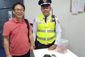 Another NAIA worker praised for returning passenger's wallet
