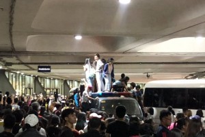 Fans go wild as Blackpink arrives in Manila