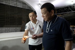 Duterte visits mom’s grave on her 7th death anniversary