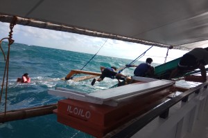 Chinese survey team saves 2 Pinoy fishermen 