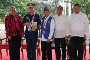 NCRPO chief receives WW2 veteran award for late father