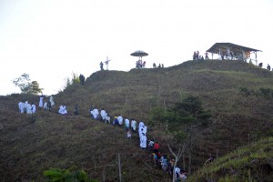 Holy Week pilgrims troop to MisOr's highest peak