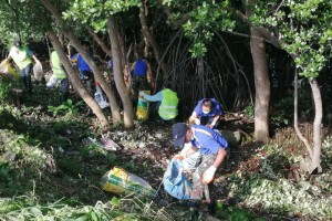 Volunteers collect 255 sacks of trash in Parañaque cleanup