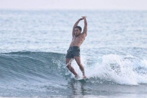 Filipino surfer rescues Indonesian competitor from big waves