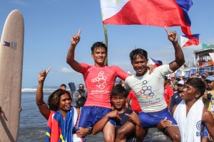 Filipino hero surfer scoops gold; to be feted at Palace