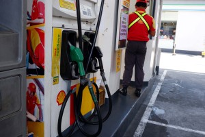 Oil firms to cut fuel prices by P4/liter