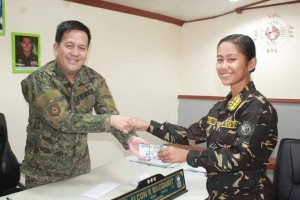 Female ROTC cadet gets scholarship from AFP chief