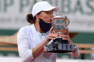 Swiatek beats Kenin for history-making win in French Open final