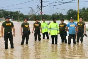 Cops risk lives to save flood-trapped residents in Bulacan