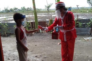 Teacher ‘Santa’ brings cheer to Nueva Ecija kids