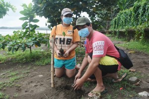 Borongan couples plant trees before tying the knot