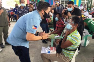 Sen. Go aids fire victims, trike drivers in Bulacan town