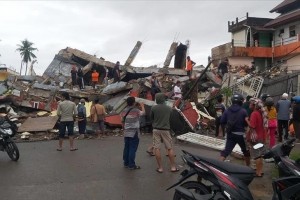 Death toll from Indonesia earthquake climbs to 90