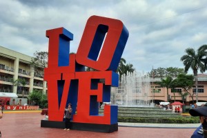 Manila park turns into 'garden of love' for V-Day