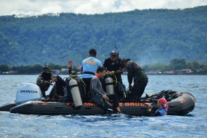 ‘Scubasurero’ cops lead Gingoog sea cleanup to save corals 