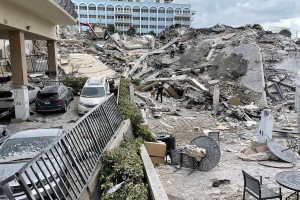 At least 3 dead, 99 missing in Florida building collapse