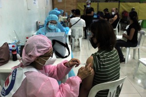 Hasten local vax program, Duterte urges LGUs