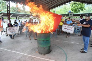 Southern Negros villagers declare Reds as 'persona non grata'