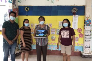 Andanar donates laptop to primary school teacher in Siargao