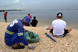 Manila Bay dolomite beach reopens; swimming still banned