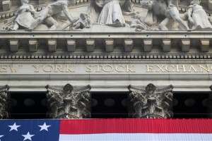 US stocks end lower as market turbulence continues