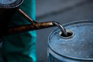 Oil prices up after unexpected drop in US stocks