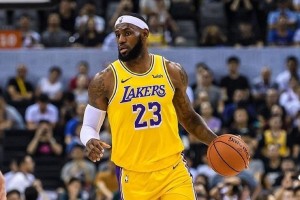 LeBron posts triple-double in Lakers' win vs. Cavaliers