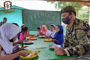 Troops launch feeding program for Sulu town schoolchildren