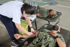 Army conducts bloodletting to aid troops, dependents