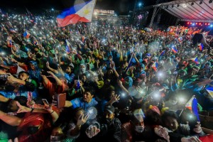 Marcos supporters brave heavy rains in Tacloban sortie