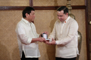 Duterte confers Order of Lapu-Lapu on DOT exec