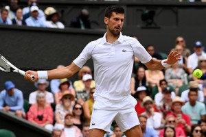 Djokovic comes from 2 sets down to advance to Wimbledon semis