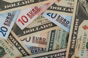 Euro falls to fresh 20-year low level vs. US dollar