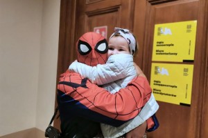 Baguio photojournalist turns 'Spiderman' to give joy