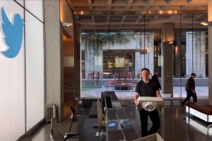 Elon Musk enters Twitter HQ w/ sink in hand: 'Let that sink in!'