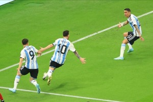 Argentina beat Mexico to keep World Cup dreams alive