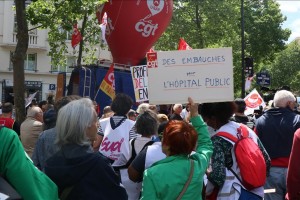 Doctors in France extend strike for another week