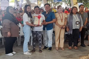 DAR distributes land titles to 548 beneficiaries in Caraga