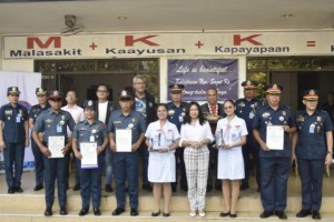 Cebu City police hail 2 nursing students for 'heroism'